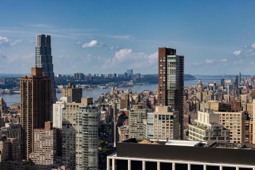 Alojamiento con cama extragrande y bañera adaptado para personas con movilidad reducida y con vistas al río Hudson del hotel The Mandarin Oriental. Foto 3