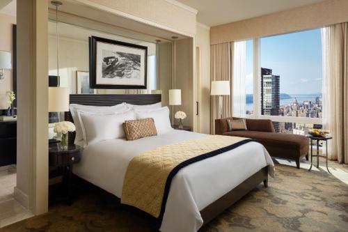 Alojamiento con cama extragrande y bañera adaptado para personas con movilidad reducida y con vistas al río Hudson del hotel The Mandarin Oriental. Foto 5