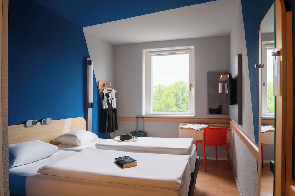 Habitación doble para huéspedes con movilidad reducida, con dos camas de 35 pulgadas y mayor accesibilidad del hotel Ibis Budget Berlin Alexanderplatz. Foto 3