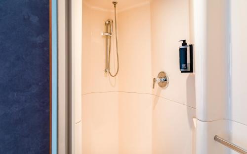 Habitación adaptada para personas de movilidad reducida del hotel Ibis Budget Nuernberg City Messe. Foto 4