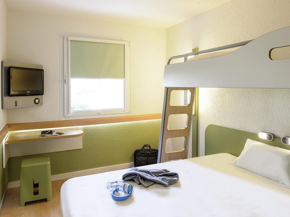 Habitación Estándar con 1 cama doble y 1 litera del hotel Ibis Budget Muenchen Airport Erding. Foto 1