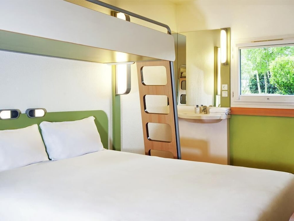 Habitación Estándar con 1 cama doble y 1 litera del hotel Ibis Budget Muenchen Airport Erding. Foto 2