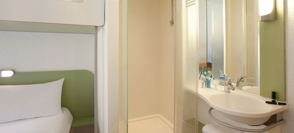 Habitación Estándar con 1 cama doble y 1 litera del hotel Ibis Budget Muenchen Airport Erding. Foto 4