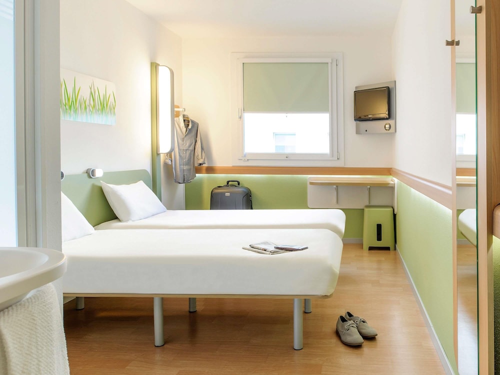 Habitación Estándar con 1 cama doble y 1 litera del hotel Ibis Budget Muenchen Airport Erding. Foto 5