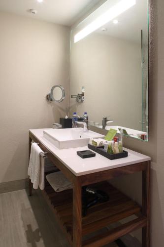 Habitación Doble Deluxe frente al mar del hotel Emporio Cancun. Foto 3