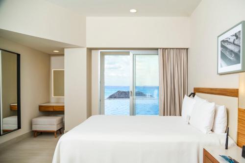 Habitación Doble con acceso directo a la piscina - Frente al mar - Solo adultos del hotel Emporio Cancun. Foto 1