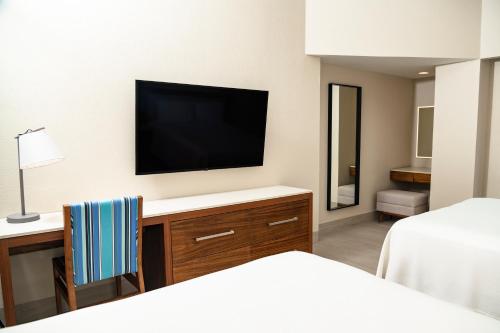 Habitación Doble con acceso directo a la piscina - Frente al mar - Solo adultos del hotel Emporio Cancun. Foto 3