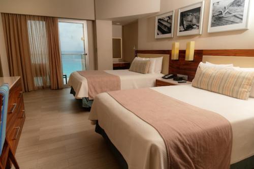 Habitación Doble Deluxe con vistas parciales al mar del hotel Emporio Cancun