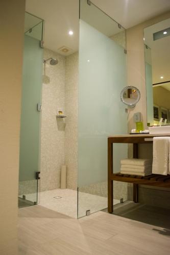 Habitación Doble Deluxe con vistas parciales al mar del hotel Emporio Cancun. Foto 4