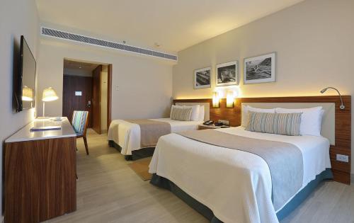 Habitación Doble Deluxe con vistas parciales al mar del hotel Emporio Cancun. Foto 5