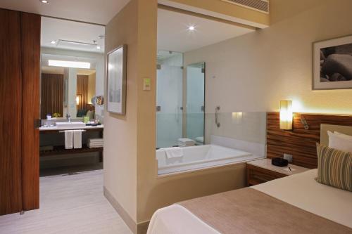Habitación con cama extragrande y acceso directo a la piscina - Frente al mar - Solo adultos del hotel Emporio Cancun. Foto 1
