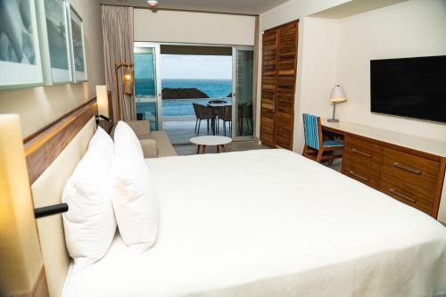 Habitación con cama extragrande y acceso directo a la piscina - Frente al mar - Solo adultos del hotel Emporio Cancun. Foto 3