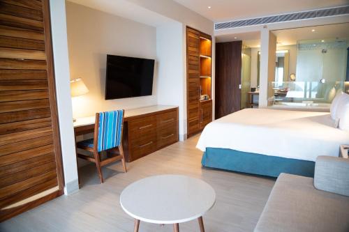 Habitación con cama extragrande y acceso directo a la piscina - Frente al mar - Solo adultos del hotel Emporio Cancun. Foto 4