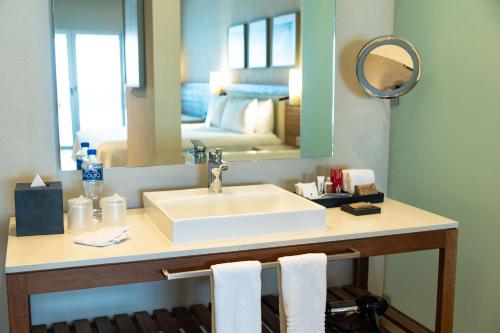Habitación con cama extragrande y acceso directo a la piscina - Frente al mar - Solo adultos del hotel Emporio Cancun. Foto 5