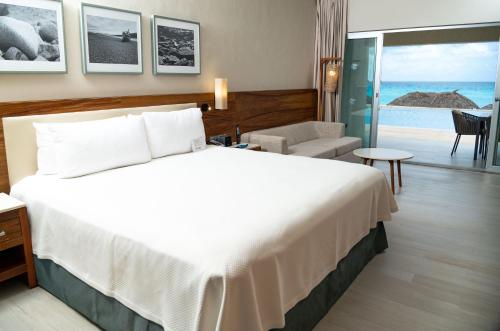 Habitación con cama extragrande y acceso directo a la piscina - Frente al mar - Solo adultos del hotel Emporio Cancun. Foto 6