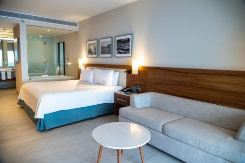 Habitación con cama extragrande y acceso directo a la piscina - Frente al mar - Solo adultos del hotel Emporio Cancun. Foto 7