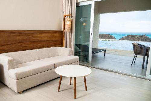 Habitación con cama extragrande y acceso directo a la piscina - Frente al mar - Solo adultos del hotel Emporio Cancun. Foto 8