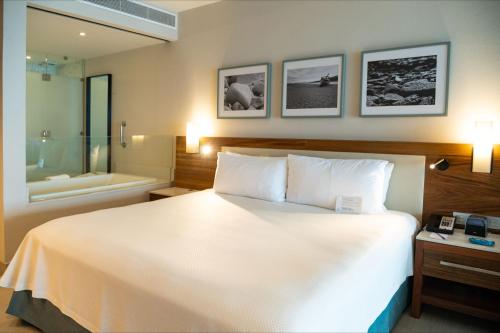 Habitación con cama extragrande y acceso directo a la piscina - Frente al mar - Solo adultos del hotel Emporio Cancun. Foto 9