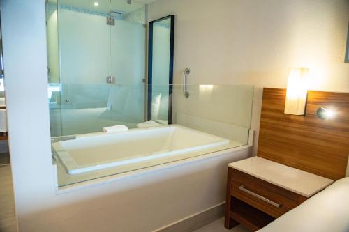 Habitación con cama extragrande y acceso directo a la piscina - Frente al mar - Solo adultos del hotel Emporio Cancun. Foto 10