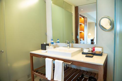 Habitación con cama extragrande y acceso directo a la piscina - Frente al mar - Solo adultos del hotel Emporio Cancun. Foto 11