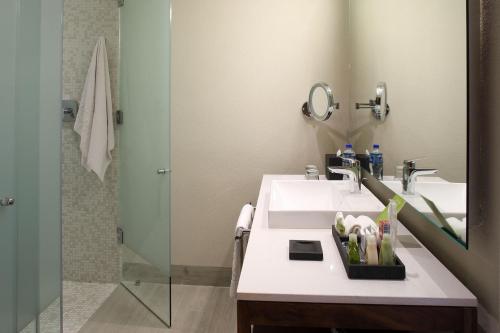 Suite Deluxe - Cama extragrande - Frente al océano del hotel Emporio Cancun