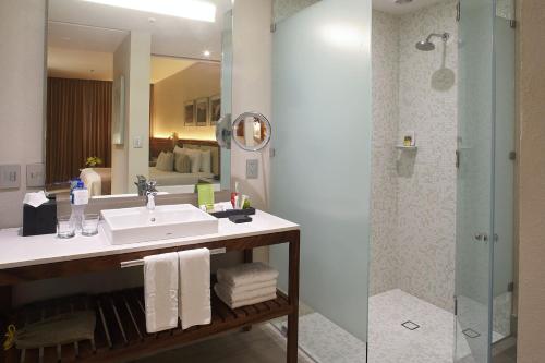 Suite Deluxe con cama extragrande y vistas parciales al mar del hotel Emporio Cancun. Foto 2
