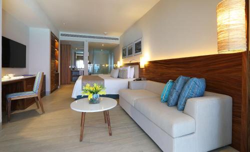 Suite Deluxe con cama extragrande del hotel Emporio Cancun