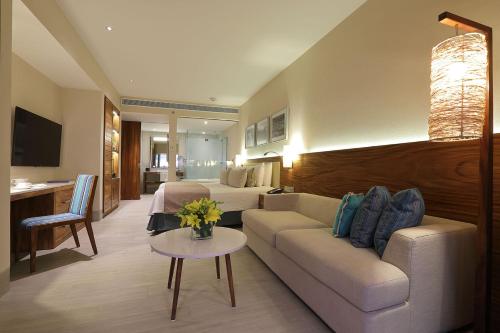 Suite Deluxe con cama extragrande del hotel Emporio Cancun. Foto 3