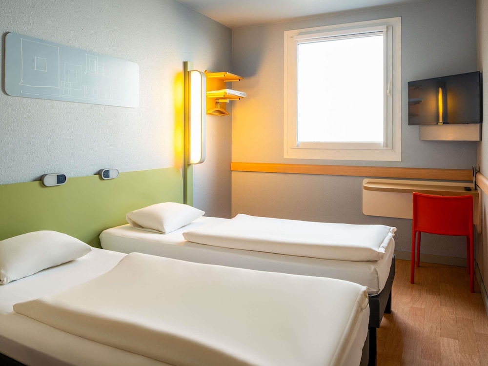 DBC - Habitación estándar con cama doble y litera del hotel Ibis Budget Muenchen Ost Messe. Foto 2