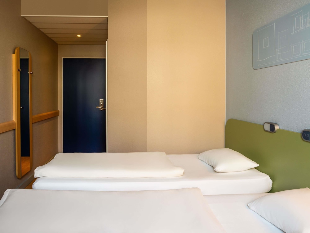 Habitaciones TWIN con dos camas individuales del hotel Ibis Budget Muenchen Ost Messe. Foto 5