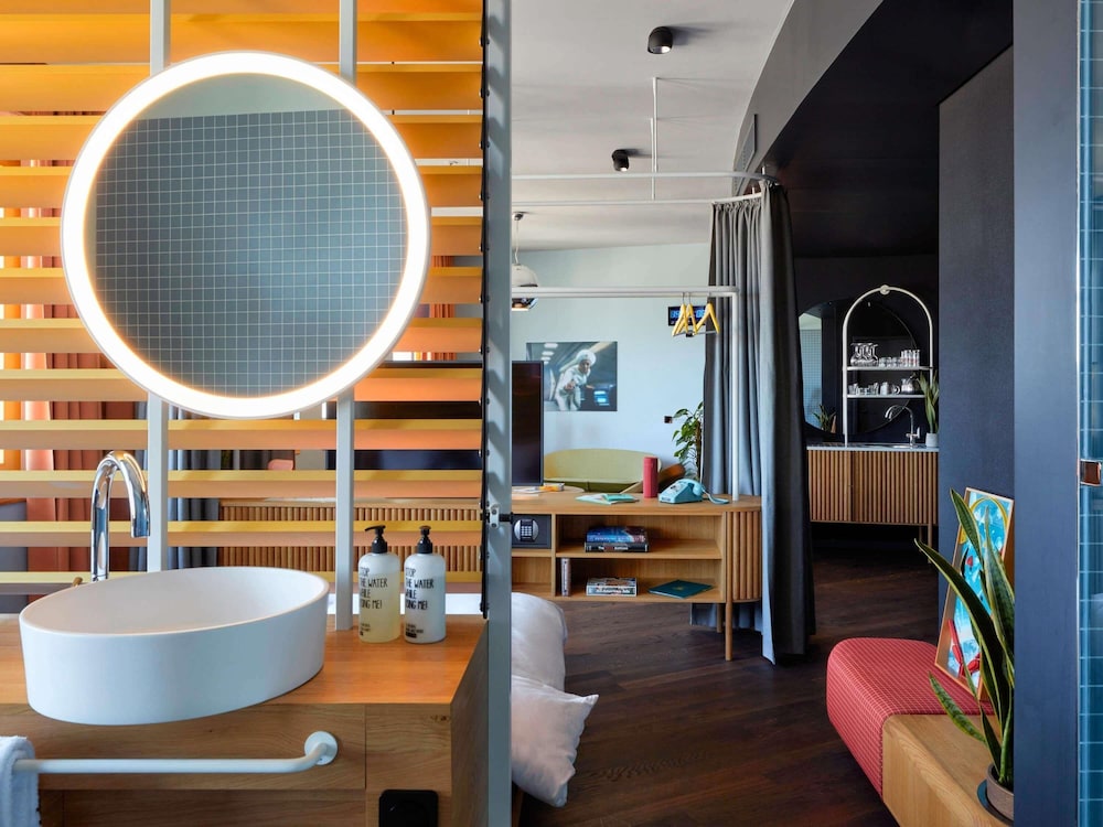 Gigante del hotel 25hours The Circle. Foto 6