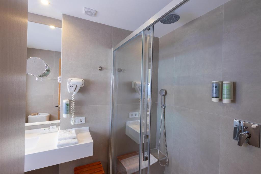 Doble Superior Vista mar con Terraza del hotel Valentin Reina Paguera - Adults Only. Foto 1