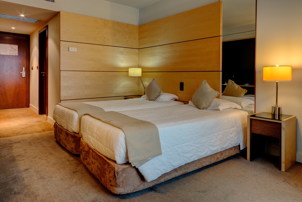 Habitación Doble Estándar - 1 o 2 camas del hotel Vip Executive Azores. Foto 6