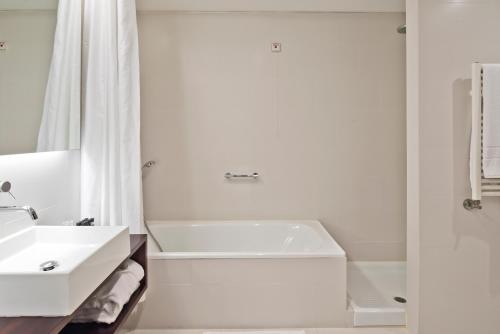 Suite Executive del hotel Golden Tulip São João Da Madeira. Foto 8