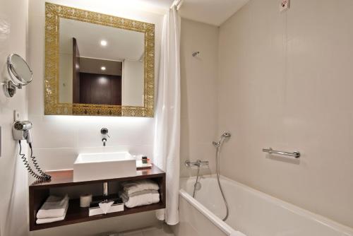 Habitación Doble Superior del hotel Golden Tulip São João Da Madeira. Foto 9