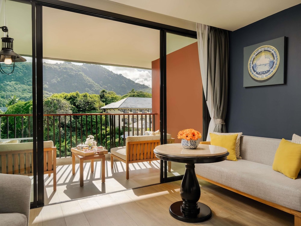 Habitación Deluxe, Vistas a la Montaña, 1 Cama King, Balcón del hotel Avista Grande Phuket Karon - Mgallery