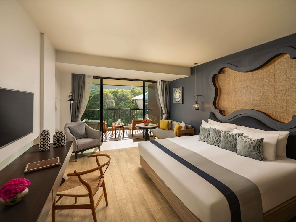 Habitación Deluxe, Vistas a la Montaña, 1 Cama King, Balcón del hotel Avista Grande Phuket Karon - Mgallery. Foto 9