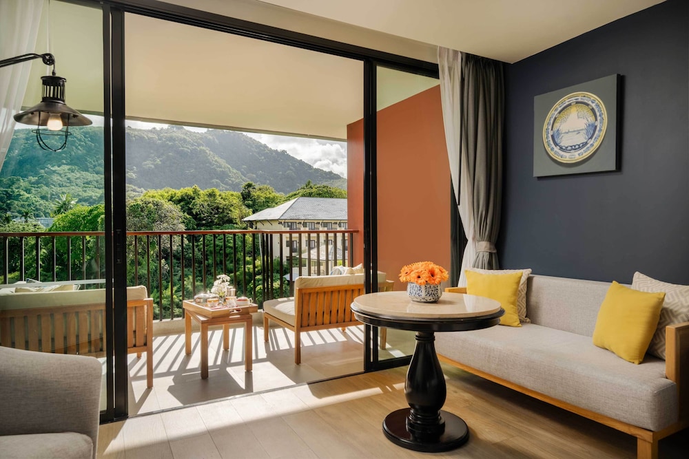 Habitación Deluxe, Vistas a la Montaña, 1 Cama King, Balcón del hotel Avista Grande Phuket Karon - Mgallery. Foto 14
