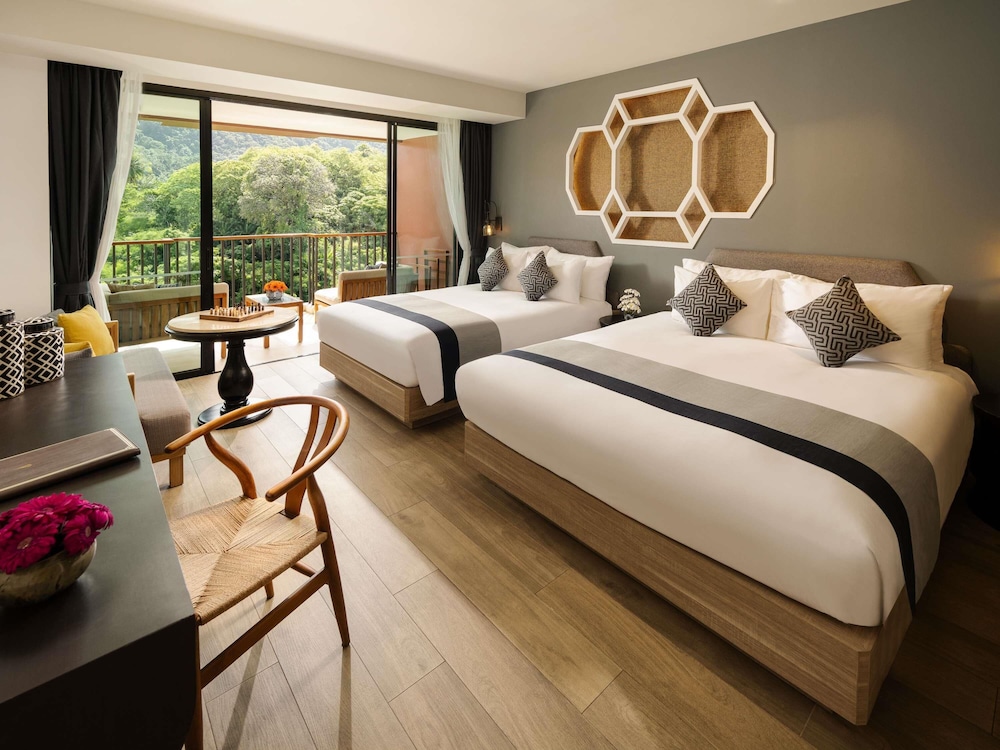 Habitación Familiar Deluxe, Vistas a la Montaña, 1 Cama King y 1 Cama Queen, Balcón del hotel Avista Grande Phuket Karon - Mgallery