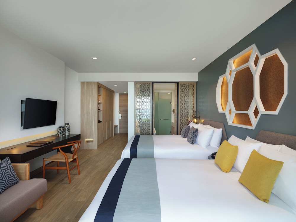 Habitación Familiar Deluxe, Vistas a la Montaña, 1 Cama King y 1 Cama Queen, Balcón del hotel Avista Grande Phuket Karon - Mgallery. Foto 2