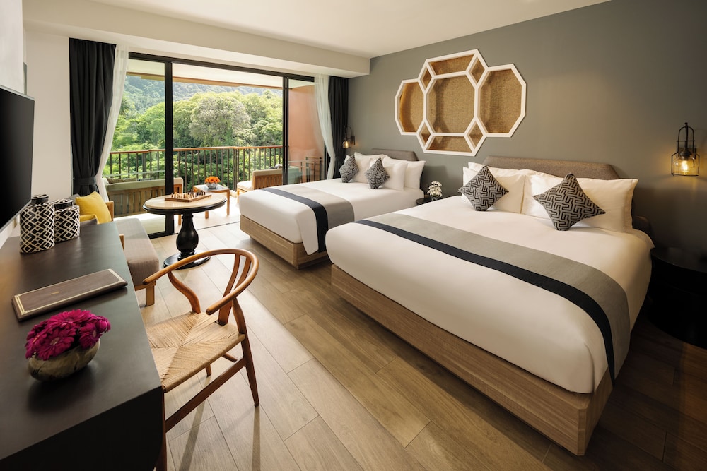 Habitación Familiar Deluxe, Vistas a la Montaña, 1 Cama King y 1 Cama Queen, Balcón del hotel Avista Grande Phuket Karon - Mgallery. Foto 3