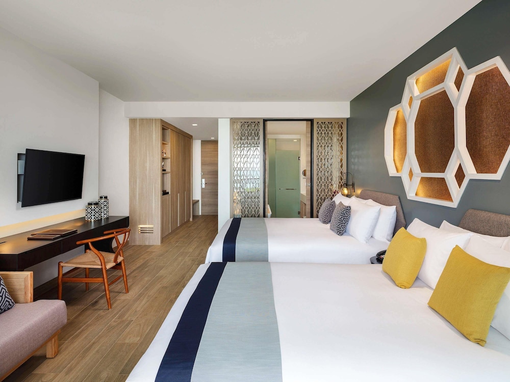 Habitación Familiar Deluxe, Vistas a la Montaña, 1 Cama King y 1 Cama Queen, Balcón del hotel Avista Grande Phuket Karon - Mgallery. Foto 4