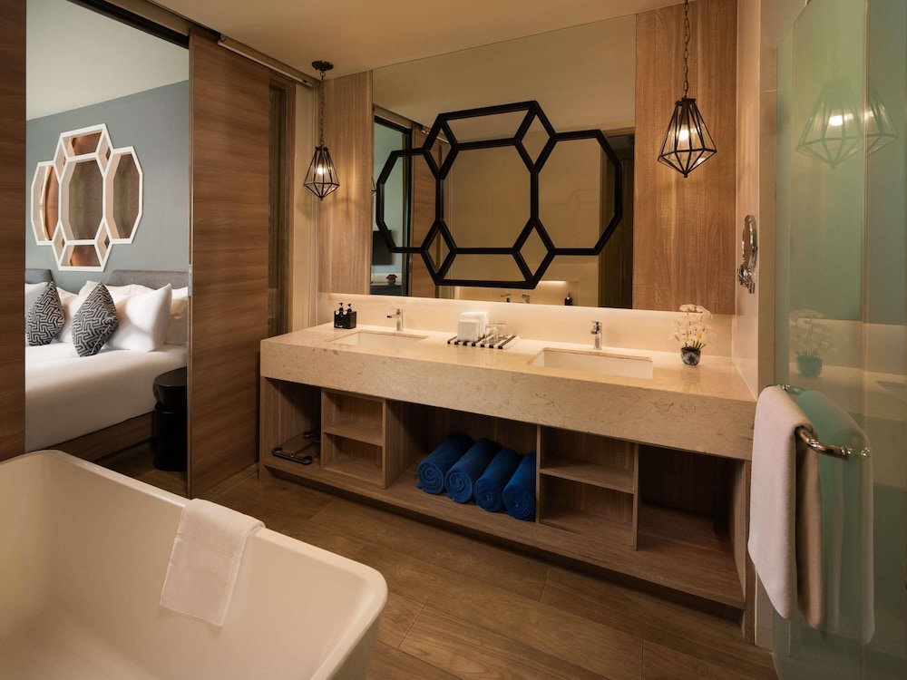 Habitación Familiar Deluxe, Vistas a la Montaña, 1 Cama King y 1 Cama Queen, Balcón del hotel Avista Grande Phuket Karon - Mgallery. Foto 5