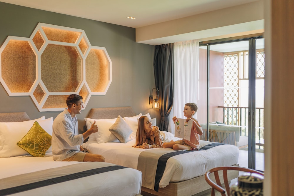 Habitación Familiar Deluxe, Vistas a la Montaña, 1 Cama King y 1 Cama Queen, Balcón del hotel Avista Grande Phuket Karon - Mgallery. Foto 6