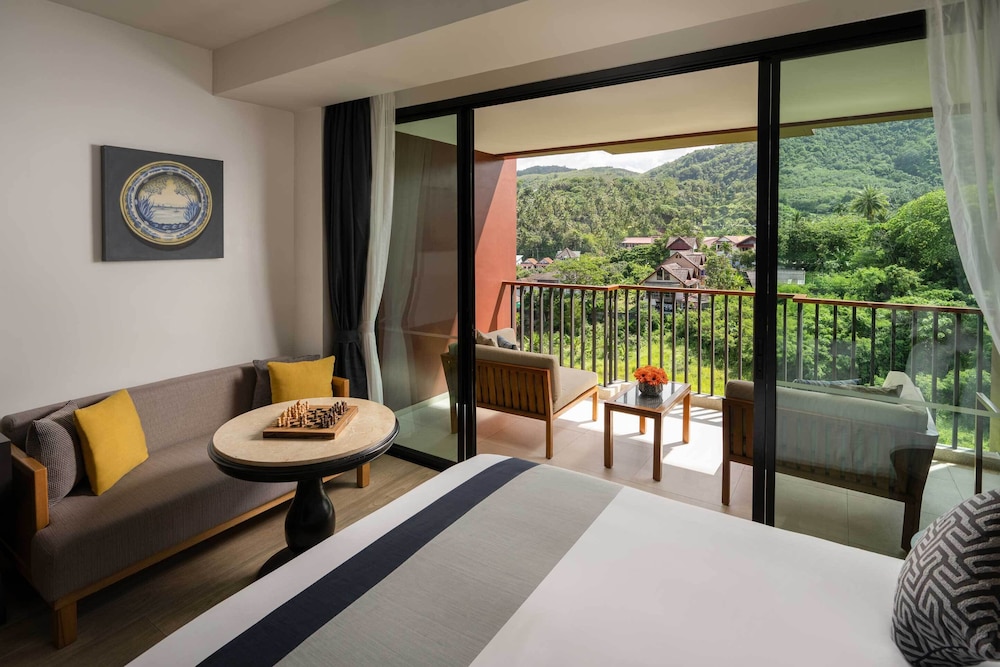 Habitación Familiar Deluxe, Vistas a la Montaña, 1 Cama King y 1 Cama Queen, Balcón del hotel Avista Grande Phuket Karon - Mgallery. Foto 12