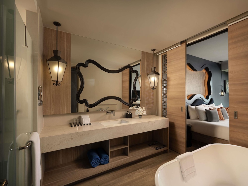 Habitación Deluxe, Vistas a la Piscina, 1 Cama King, Balcón del hotel Avista Grande Phuket Karon - Mgallery. Foto 3