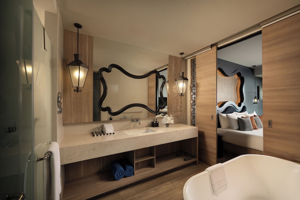 Habitación Deluxe, Vistas a la Piscina, 1 Cama King, Balcón del hotel Avista Grande Phuket Karon - Mgallery. Foto 5