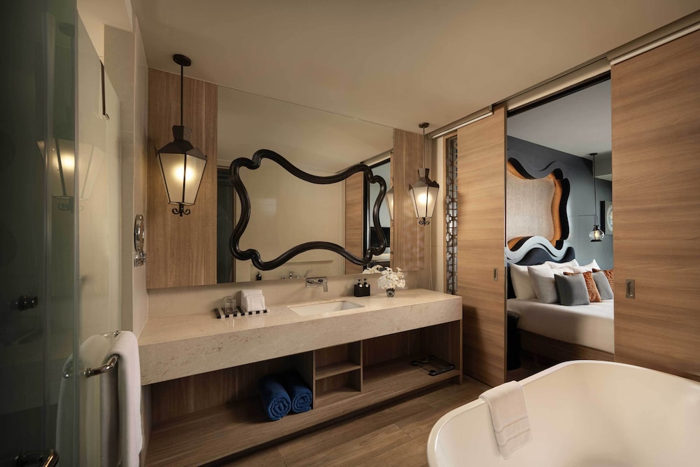 Habitación Premier, Vistas al Mar, 1 Cama King, Balcón del hotel Avista Grande Phuket Karon - Mgallery. Foto 9