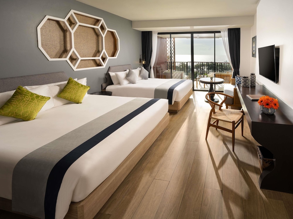 Habitación Familiar Premier, Vistas al Mar, 1 Cama King y 1 Cama Queen, Balcón del hotel Avista Grande Phuket Karon - Mgallery