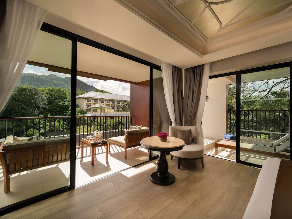 SUITE DELUXE CON BAÑERA DE HIDROMASAJE, VISTAS A LA MONTAÑA, 1 CAMA KING del hotel Avista Grande Phuket Karon - Mgallery